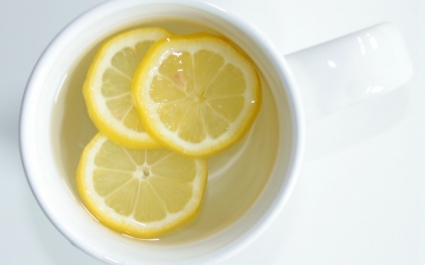 Теплая вода с лимоном: польза и преимущества