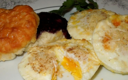 Яйца, запеченные в духовке с сыром