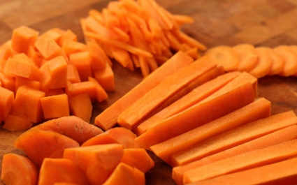 Как нарезать морковь соломкой: фото, видео