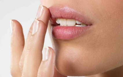 Что делать, если трескаются губы: экстренные меры