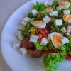 Салат с перепелиными яйцами и помидорами: рецепт