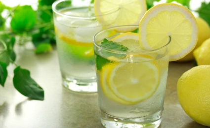 Вода с лимоном на ночь для похудения: польза или вред?