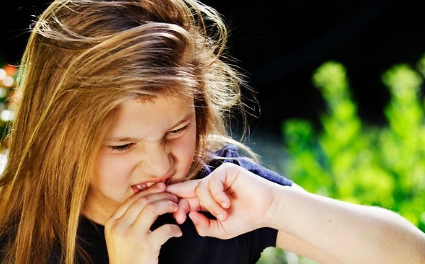 Как отучить ребенка грызть ногти: лучшие советы