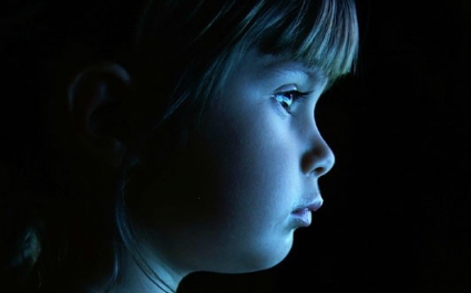Ребенок лунатит ночью: причины, что делать?