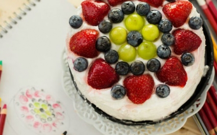 Как красиво украсить домашний торт фруктами: фото идей