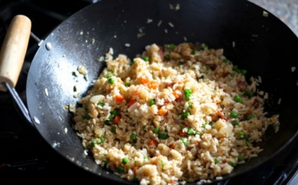Жареный рис с яйцом и овощами: рецепт