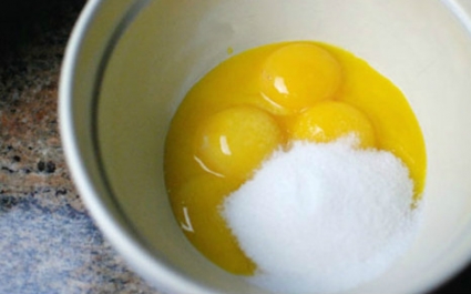 Взбитый желток с сахаром: как приготовить?