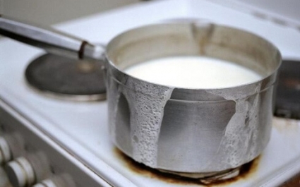 Как отмыть кастрюлю, если пригорело молоко: способы
